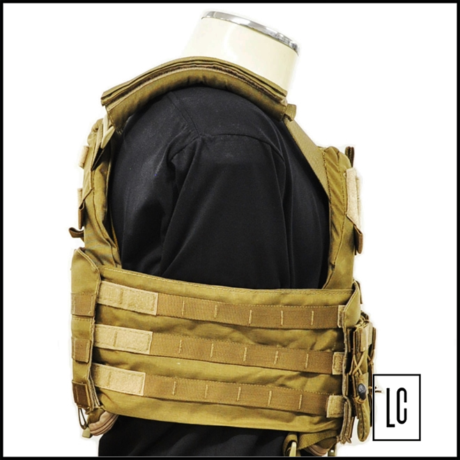 colete-tatico-modular-templario-coyote-dacs-frente-parte-lateral-esquerda