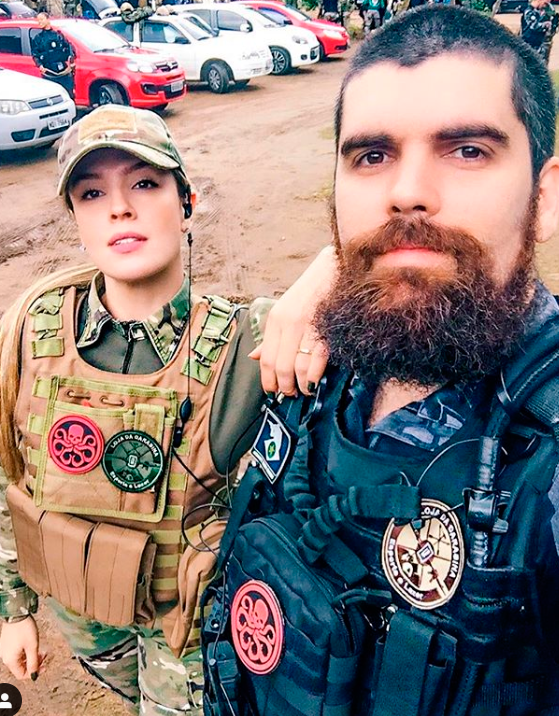 Saloli e o marido Bernardo durante jogo de airsoft