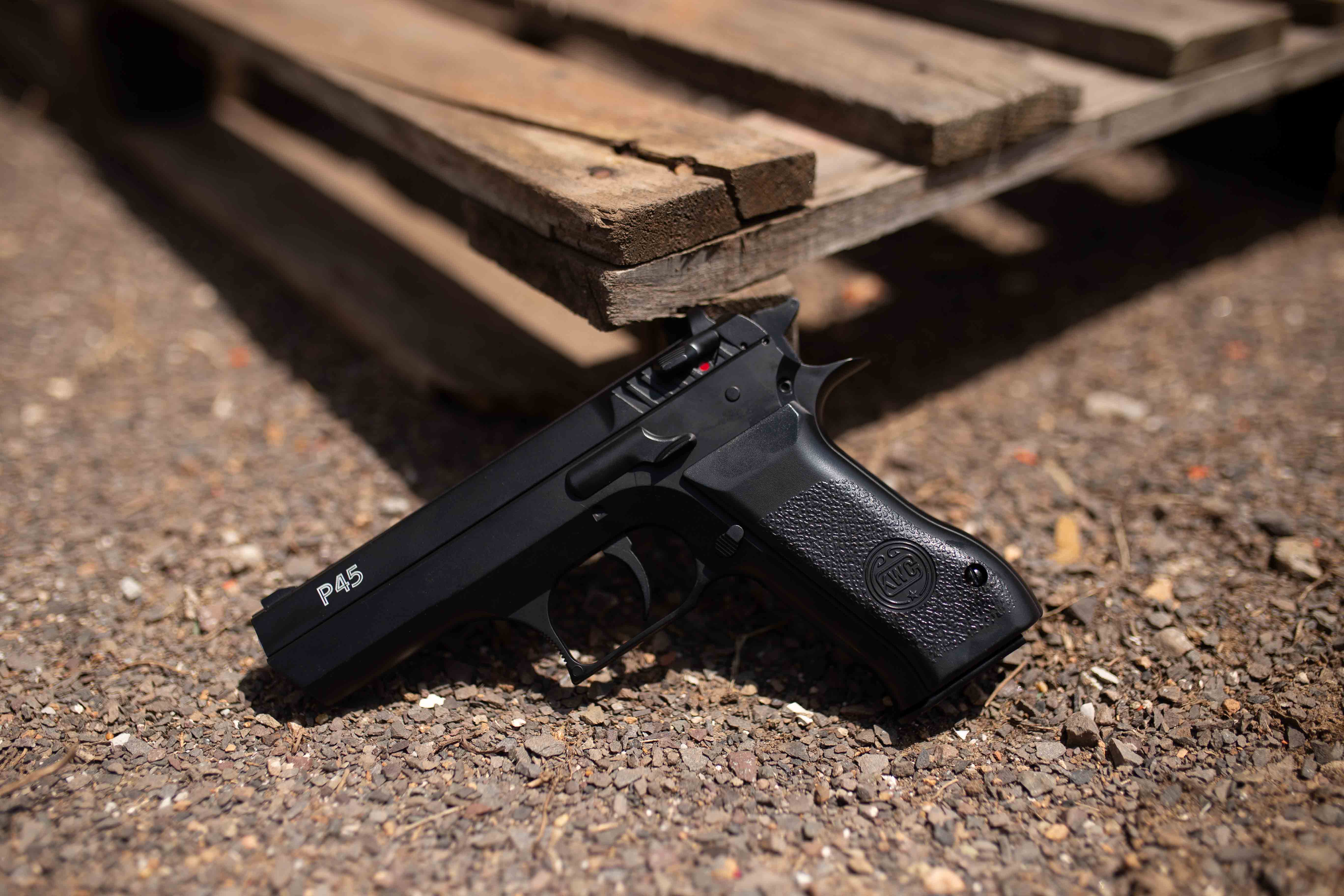 Pistola P45 CO2 Rossi - no chão