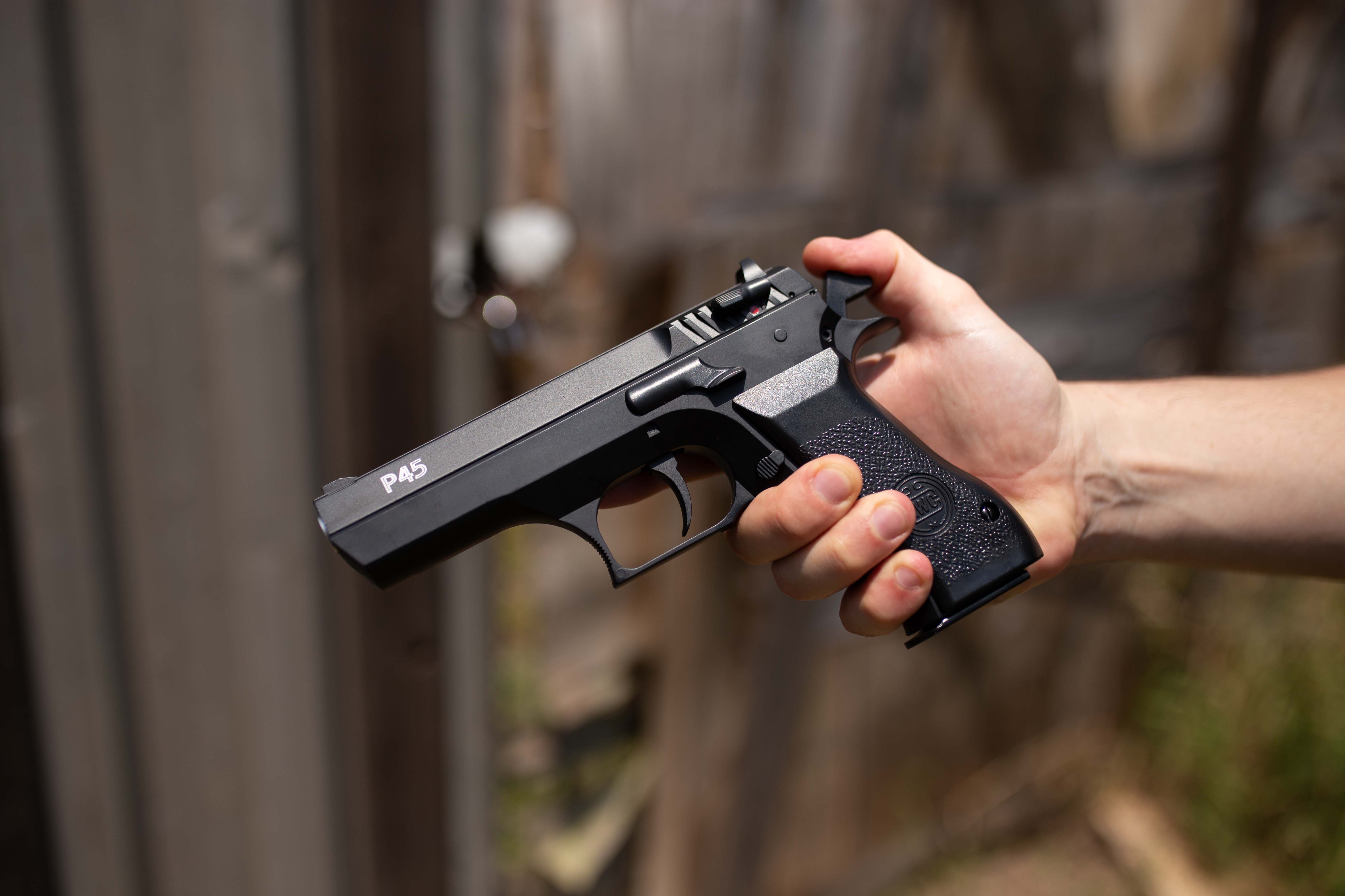 Pistola P45 CO2 Rossi - com ela na mão