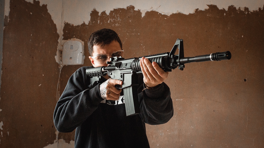 Rifle de Pressão Airgun FN Herstal M4A1 Carbine sendo empunhado para ter uma noção de escala Rifle de Pressão Airgun FN Herstal M4A1 Carbine sendo empunhado para ter uma noção de escala