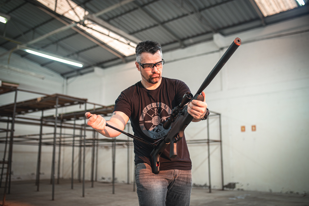 Carabina SL900S Artemis COm sistema de engatilhamento lateral, batizado de dark lever Imagem mostrando como é feito o engatilhamento lateral da carabina SL900S Artemis