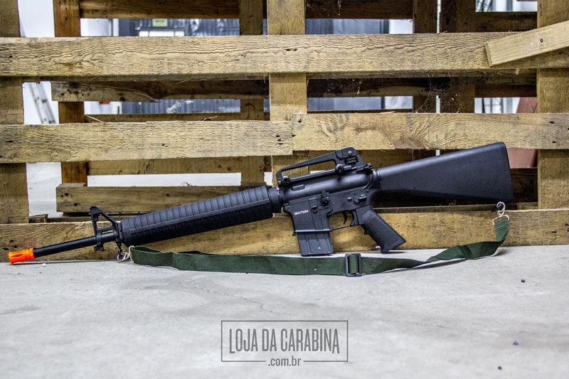 Rifle de airsaoft M16 com bandoleira