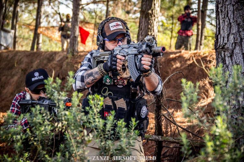 Operadores de Airsoft com Armas Assault