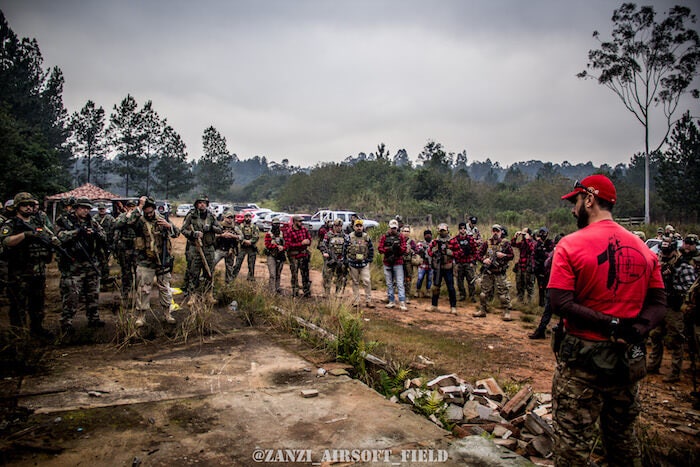 time de airsoft com briefing do jogo