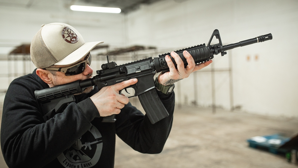 Rifle Airgun FN Herstal Carbine M4A1 empunhado pelo atirador. Rifle Airgun FN Herstal Carbine M4A1 empunhado pelo atirador.