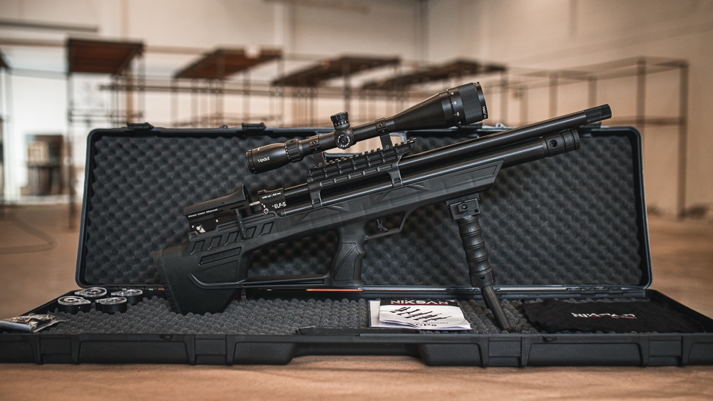 Case rígida e acessórios da Carabina PCP Bullpup Niksan ELF-S 5.5mm PCP Niksan ELF-S sendo apresentada em sua case rígida e acolchoada, junto com seus acessórios