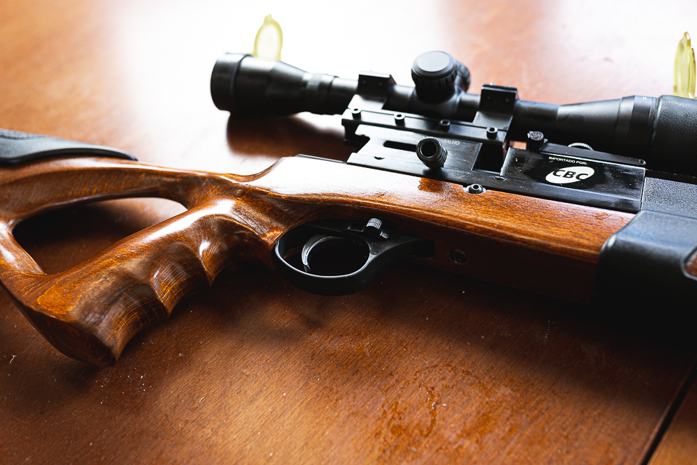 Carabina CBC Com empunhadura ergonomica em madeira PCP 4.5mm com Luneta Gold Crown