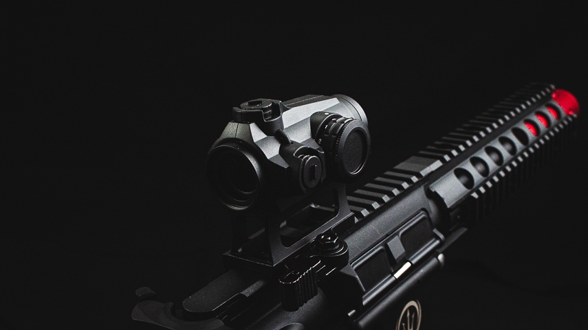 Mira Red dot Tatica em Rifle Airsoft Neptune Arma com fundo preto