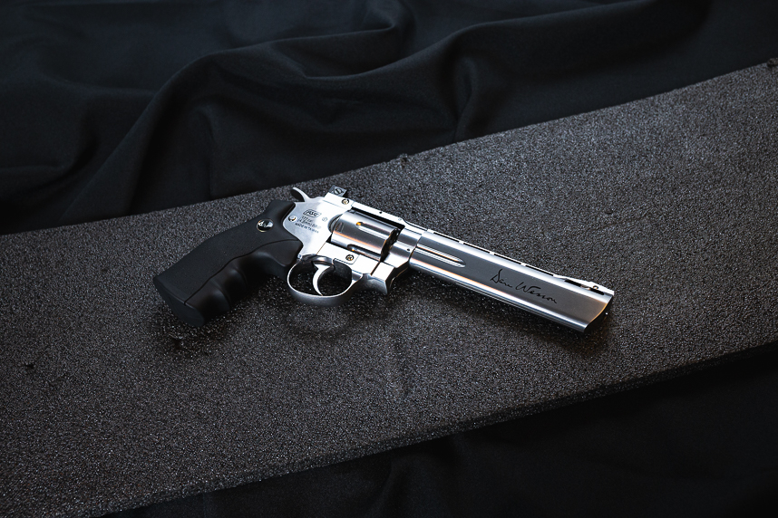 Revólver Dan Wesson 6 Polegadas Cromado com Cabo Preto