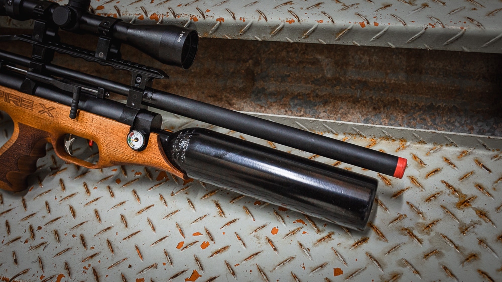 A Carabina PCP Puncher EMpire X possui um cilindro estilo garrafa com armazenamento de ar de 600cc A Carabina PCP Puncher EMpire X possui um cilindro estilo garrafa com armazenamento de ar de 600cc