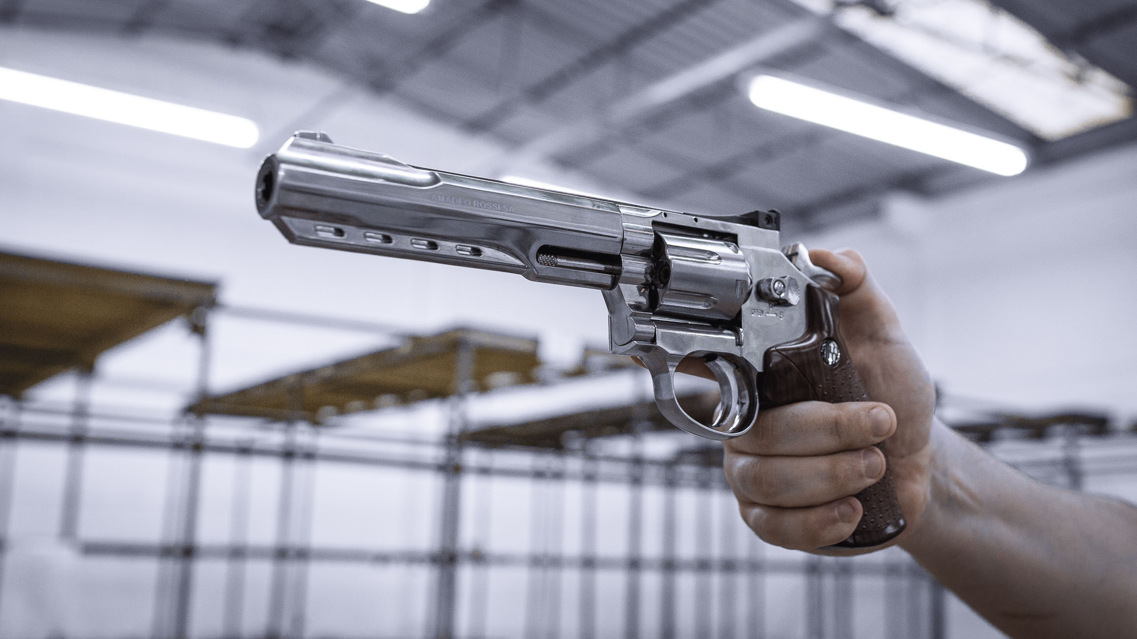  W702S Rossi CO2 - na mão, acionando o cão