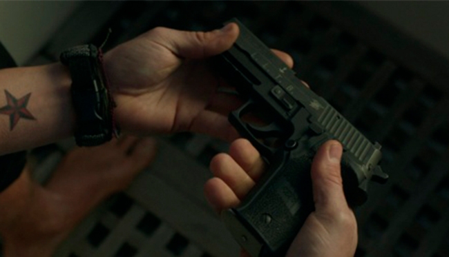 SIG SAUER P226 utilizada por James Reece na série da Amazon Prime Video A Lista Terminal