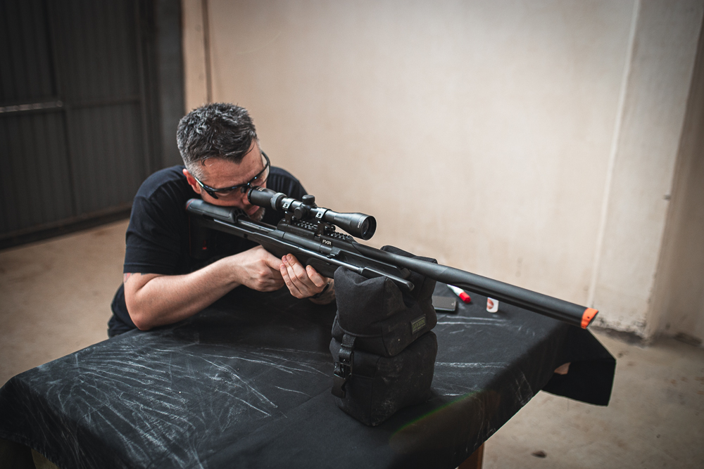 imagem da postura de tiro apoiado (benchrest shootin) da Artemis SL900S imagem da postura de tiro apoiado (benchrest shootin) da Artemis SL900S